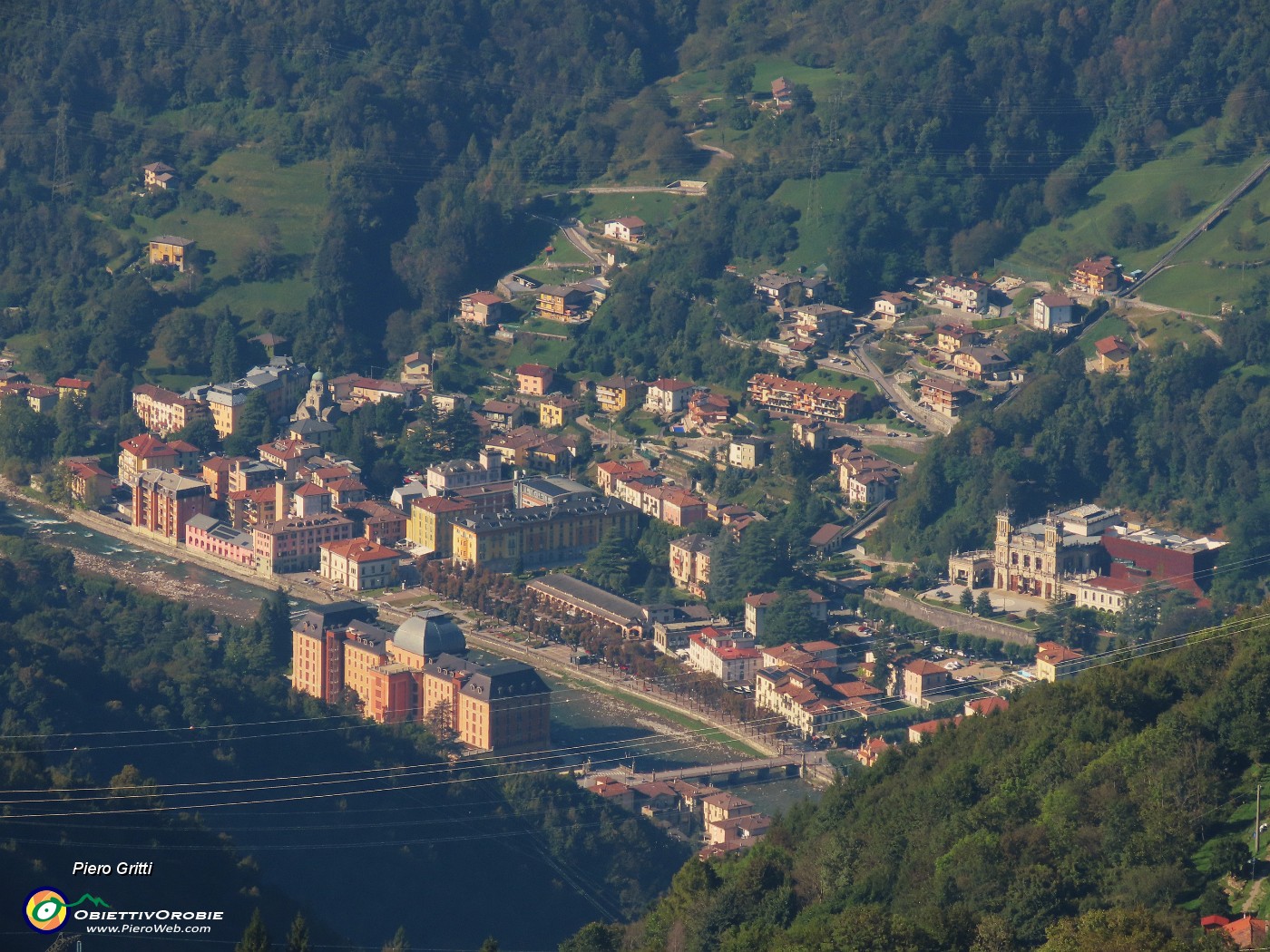 26 Zoom sul centro di S. Pellegrino con Grand Hotel e Casinò.JPG